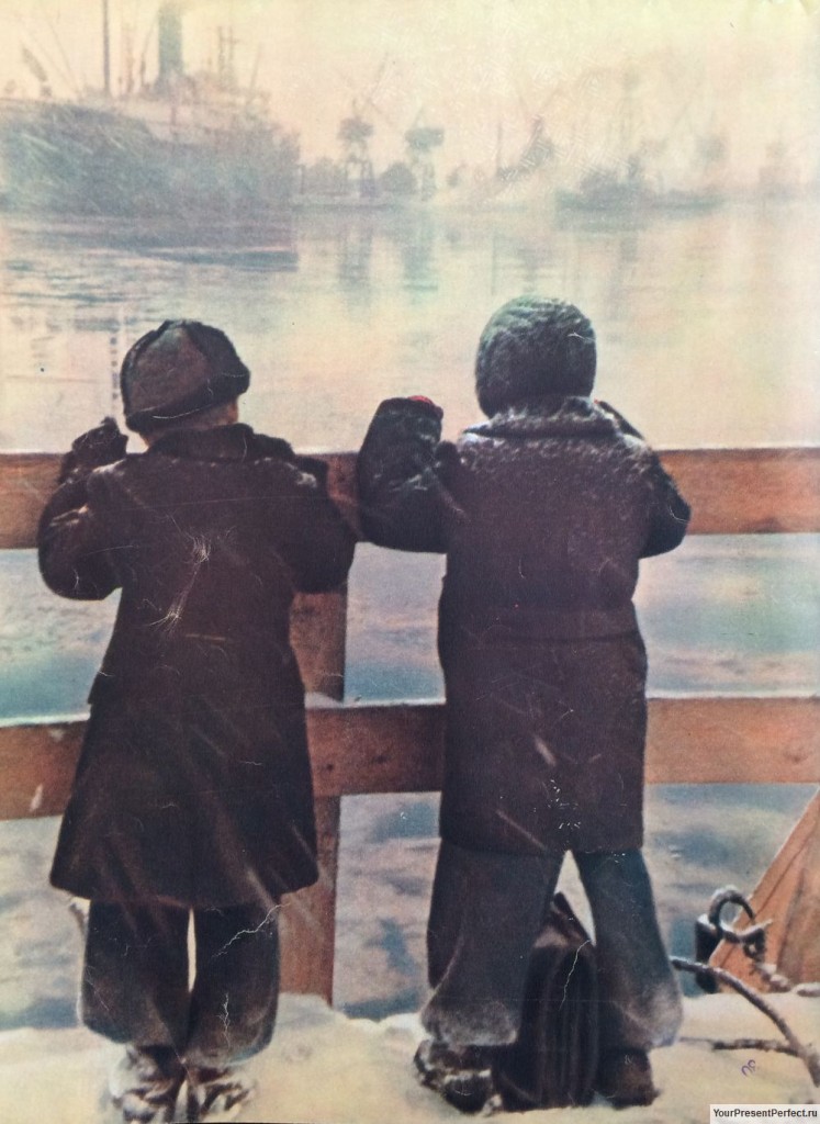 Мальчики на пристани. Журнал Огонек 1955