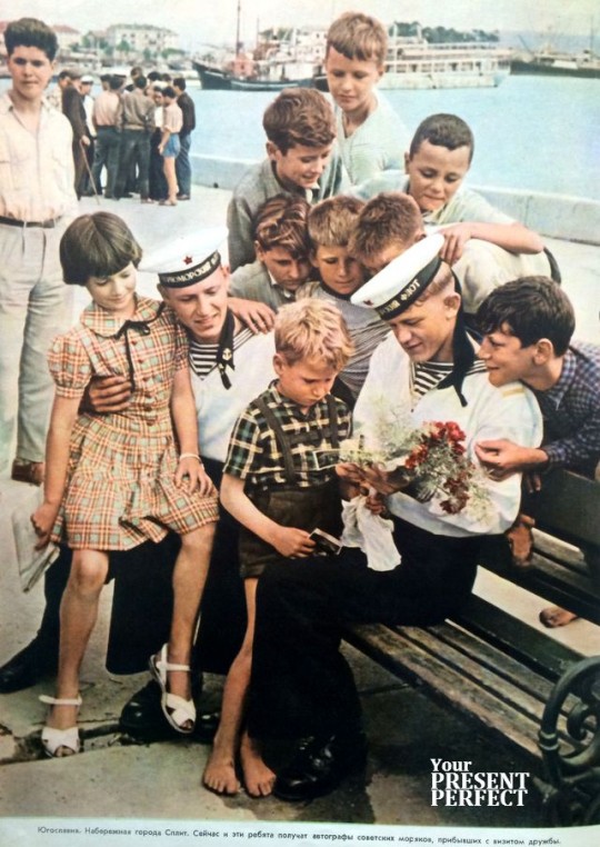 1956. Югославия. Набережная города Сплит. Сейчас и эти ребята получат автографы советских моряков, прибывших с визитом дружбы.