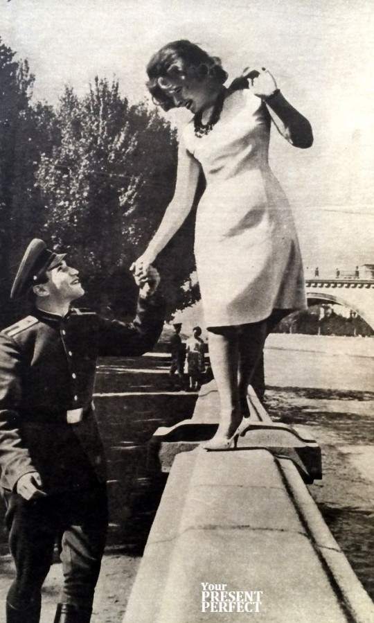 Младший сержант Виктор Гюльзатян и студентка-заочница Диана Кленина в выходной день. 1965 год.