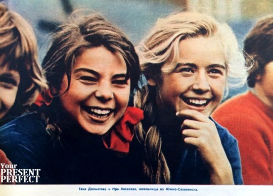 Таня Долматова и Ира Киселева, школьницы из Южно-Сахалинска. 1965 год.