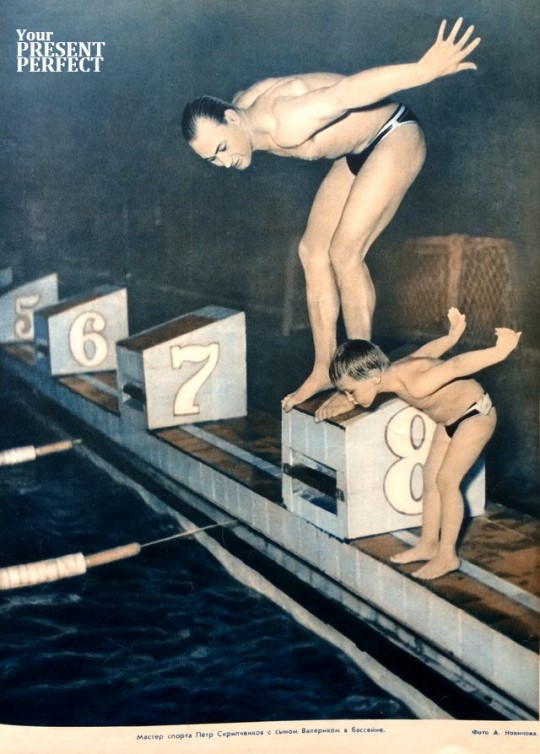 1955. Мастер спорта Петр Скрипченков с сыном Валериком в бассейне.