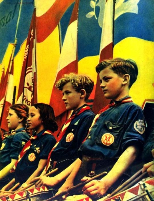 1952 год. Австрийские дети перед открытием демонстрации мира. 